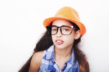 Görüntü güzel bir Afrika genç kızın şapka ve gözlük.