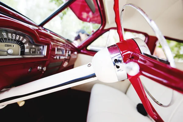 Interior del coche vintage - volante y tablero de instrumentos — Foto de Stock