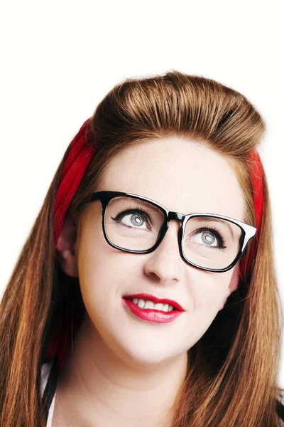 ピンのアップ スタイルのスタジオでファッショナブルな赤毛の女性. — ストック写真