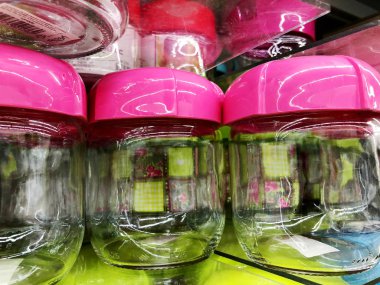 Rishon Le Zion, İsrail - 2 Şubat 2018: bir şey için bir dizi küçük cam kavanozlar. Boş küçük kavanoz.