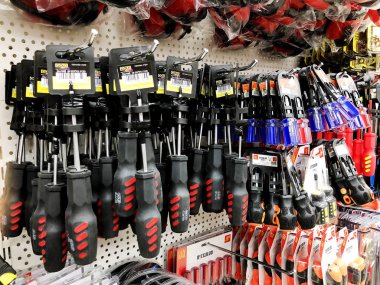 Rishon Le Zion, İsrail - 2 Şubat 2018: Tornavidalar farklı türlerde mağazada satılıyor. Evde kolaylık.