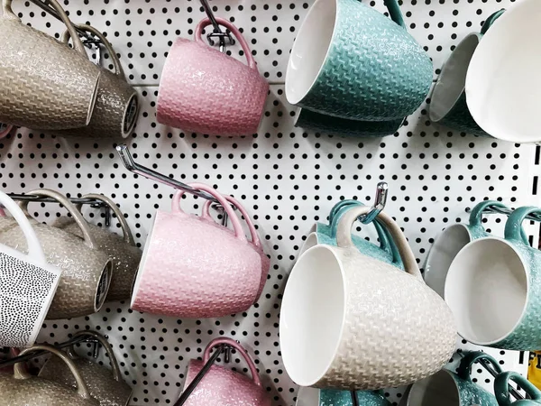 Ceramic mugs and different colors in the store. Sale, trade — Stock Photo, Image