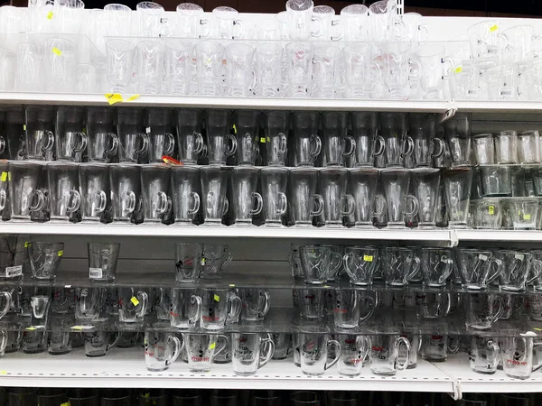 RISHON LE ZION, ISRAEL- FEVEREIRO 2, 2018: Copos de vidro vazios são vendidos em uma loja em uma prateleira para uma cozinha moderna — Fotografia de Stock