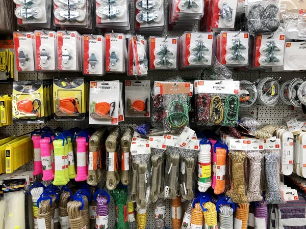 RISHON LE ZION, ISRAEL-FEBRERO 2, 2018: Muchas bobinas de bobinas de cuerda de yute de arpillera hessiana de cordel natural, vendidas en la tienda . —  Fotos de Stock