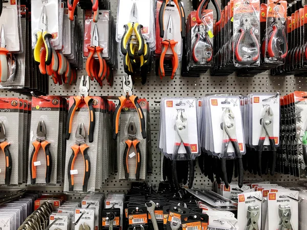 RISHON LE ZION, ISRAEL - 2 DE FEBRERO DE 2018: Las herramientas industriales se venden en la tienda. herramientas de textura. herramientas de fondo — Foto de Stock