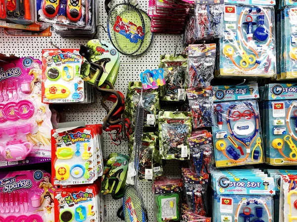 Rishon Le Zion, Izrael - 2018. február 2.: gyermekjátékok és mindenféle apróság értékesítik a boltban. — Stock Fotó