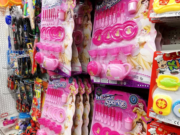 Rishon Le Zion, Izrael - 2 lutego 2018: zabawki dla dzieci i wszelkiego rodzaju małe rzeczy sprzedawane są w sklepie. — Zdjęcie stockowe