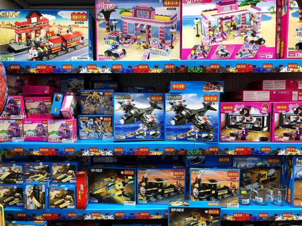RISHON LE ZION, ISRAEL- FEVEREIRO 2, 2018: Brinquedos infantis e todos os tipos de pequenas coisas são vendidos na loja . — Fotografia de Stock