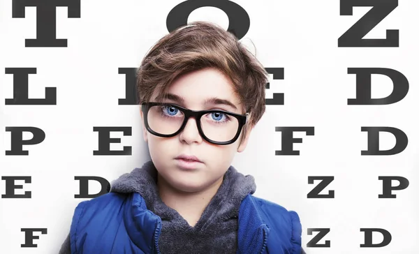 Chico guapo lleva gafas en el fondo blanco — Foto de Stock