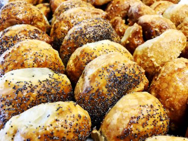 Bir fırın fırın fırında taze pasta çok pişmiş. Ekmek iş. Taze ekmek. 