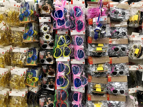 RISHON LE ZION, ISRAEL - 2 DE FEBRERO DE 2018: Juguetes para niños gafas de colores objeto plástico interior . —  Fotos de Stock