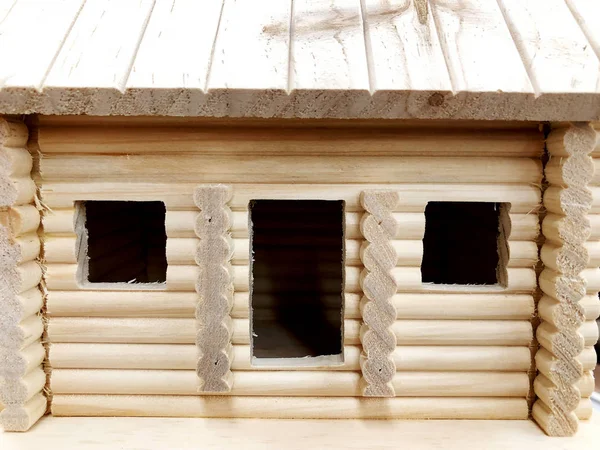 Πωλούνται ξύλινα σπίτια χέρι έλασης στα ράφια του καταστήματος. — Φωτογραφία Αρχείου