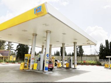 Bir benzin istasyonu refulled araba ile görüntü Rishon Le Zion, İsrail - 27 Şubat 2018: