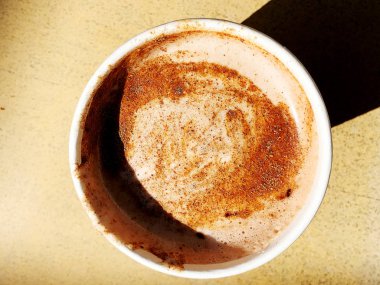 Sıcak cappuccino veya latte sanat kahve. Sabah kahvaltı kahve ile. Latte'nın sanat dökülen buharda pişmiş süt tarafından oluşturulur