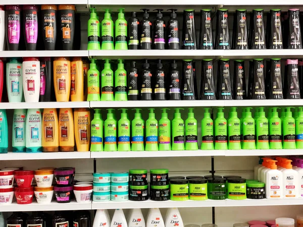 RISHON LE ZION, ISRAELE - 27 FEBBRAIO 2018: Varie marche di bottiglie di shampoo in vendita al supermercato a Rishon Le Zion — Foto Stock