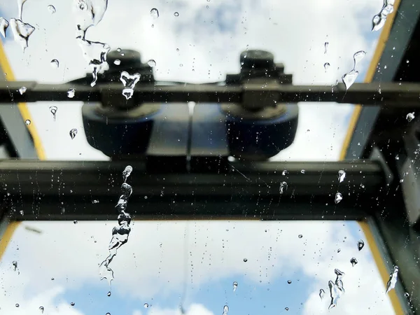 Biltvätt skum utsikt från inne i bilen. — Stockfoto