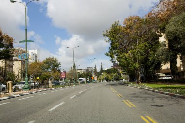 Rishon Lezion güneşli bir günde yolda arabalar Rishon Le Zion, İsrail - 27 Şubat 2018: