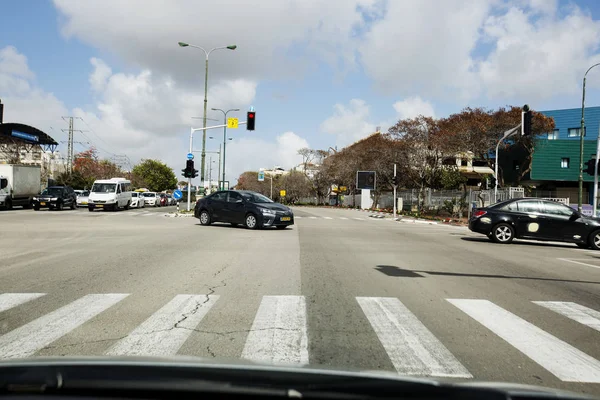 RISHON LE ZION, ISRAEL - 27 DE FEBRERO DE 2018: Coches en la carretera en un día soleado en Rishon Lezion — Foto de Stock