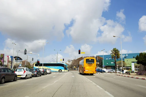 RISHON LE ZION, ISRAEL - 27 DE FEBRERO DE 2018: Coches en la carretera en un día soleado en Rishon Lezion —  Fotos de Stock