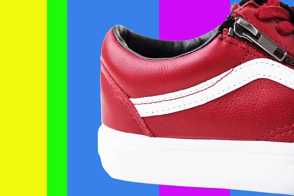 Az parayla ile moda ayakkabı. Kırmızı spor ayakkabı ve ayakkabı bağı renkli arka plan üzerinde — Stok fotoğraf