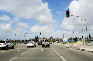 Rishon Lezion güneşli bir günde yolda arabalar Rishon Le Zion, İsrail - 27 Şubat 2018: