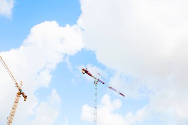 İnşaat vinç kule mavi gökyüzü arka plan üzerinde. Vinç ve bina inşaat sitede çalışma ilerleme. Musluk kaldırma. 