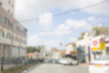 Arka plan bulanık. Bulanık yol ile çalışan araba