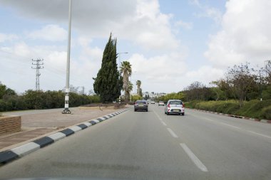 Rishon Lezion güneşli bir günde yolda arabalar Rishon Le Zion, İsrail - 27 Şubat 2018: