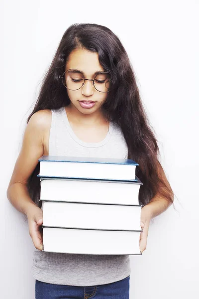 Obrázek krásné africké mladé dívky nosí brýle a drží knihy. — Stock fotografie