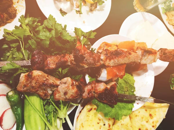 Shashlik 부분 그루지야 국가 요리 개념입니다. 영양 하 고 맛 있는 고기입니다. 음식 사진. — 스톡 사진
