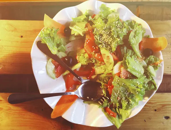 Sałatka. Letnia Sałatka sałata. Zdrowe sałatki śródziemnomorskiej na drewnianym stole. Potrawy wegetariańskie — Zdjęcie stockowe