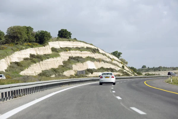 NAHARIYA, ISRAEL - 9 DE MARZO DE 2018: Coches en la carretera en el camino hacia el norte de Israel — Foto de Stock