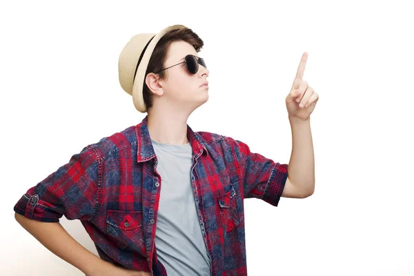 Jóképű férfi napszemüveg és kalap — Stock Fotó