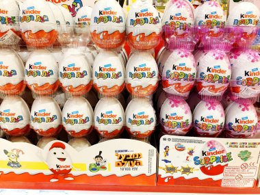 Rishon Le Zion, İsrail - 29 Aralık 2017: Kinder sürpriz çikolata yumurta içinde küçük bir oyuncakla dükkanda satılan.