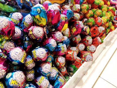 Rishon Le Zion, İsrail - 29 Aralık 2017: renkli canlı lolipop şekerlemeler deposundaki yığını.