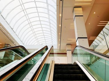 Mağaza içinde. Mağaza içinde yürüyen merdiven.