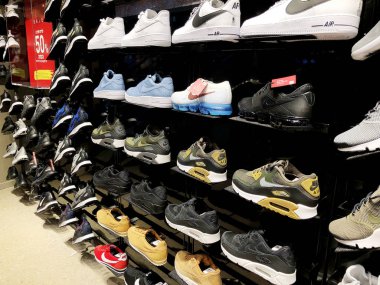 Rishon Le Zion, İsrail - 29 Aralık 2017: deposunda raf yakın çekim yer erkek moda çizmeler.