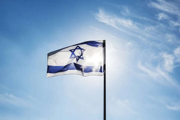 青空のストック イメージのイスラエル共和国の旗。ヨム ・ Haatzmaut、イスラエル独立記念日 — ストック写真
