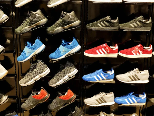 Rishon Le Zion, Izrael - 29 grudnia 2017: moda męska, buty w sklepie na półce zbliżenie — Zdjęcie stockowe