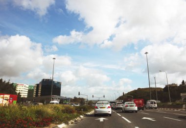 İsrail'in Kuzey giderken yolda araba Nahariya, İsrail - 9 Mart 2018: