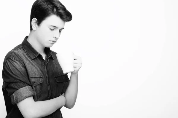 Koffiepauze. Zelfverzekerde jonge knappe man in spijkerbroek shirt — Stockfoto