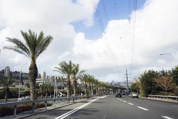 ハイファ、イスラエル共和国-2018 年 3 月 9 日: イスラエル共和国の北への道では、道路上の車. — ストック写真