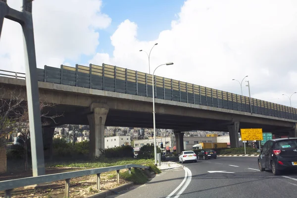 HAIFA, ISRAEL - 9 DE MARZO DE 2018: Coches en la carretera en el camino hacia el norte de Israel . — Foto de Stock