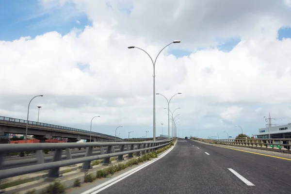 NAHARIYA, ISRAEL - 9 DE MARZO DE 2018: Coches en la carretera en el camino hacia el norte de Israel . — Foto de Stock