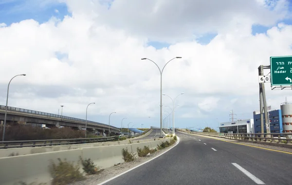 NAHARIYA, ISRAEL - 9 DE MARZO DE 2018: Coches en la carretera en el camino hacia el norte de Israel . — Foto de Stock