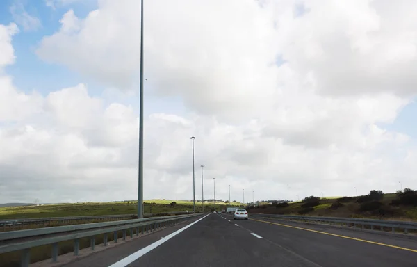 NAHARIYA, ISRAEL - 9 DE MARZO DE 2018: Coches en la carretera en el camino hacia el norte de Israel — Foto de Stock