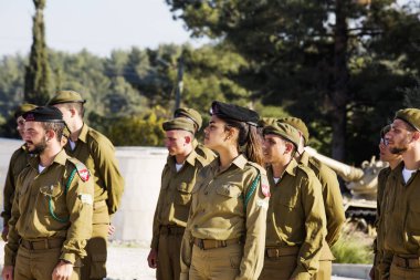 Latrun, İsrail - 13 Mart 2018: Zırhlı kolordu Latrun, İsrail Müzesi'nde İsrail askerleri