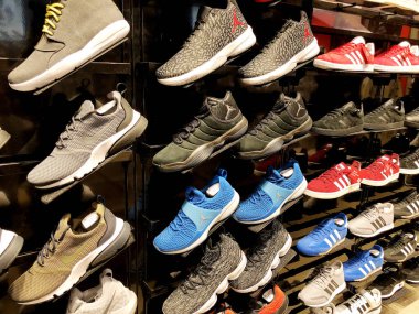 Rishon Le Zion, İsrail - 29 Aralık 2017: deposunda raf yakın çekim yer erkek moda çizmeler