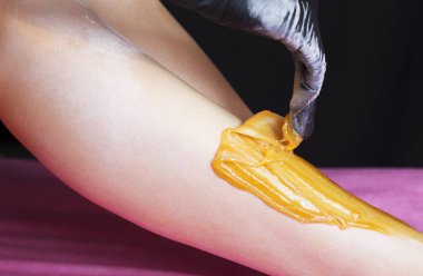 Bacaklar liquate şeker ile sugaring epilasyon 