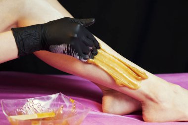 Bacaklar liquate şeker ile sugaring epilasyon